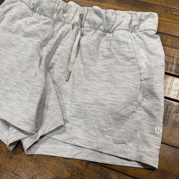 Lululemon On The Fly Alphine White Athletic Lounge Soft Comfortable Shorts 8 - Picture 9 of 14
